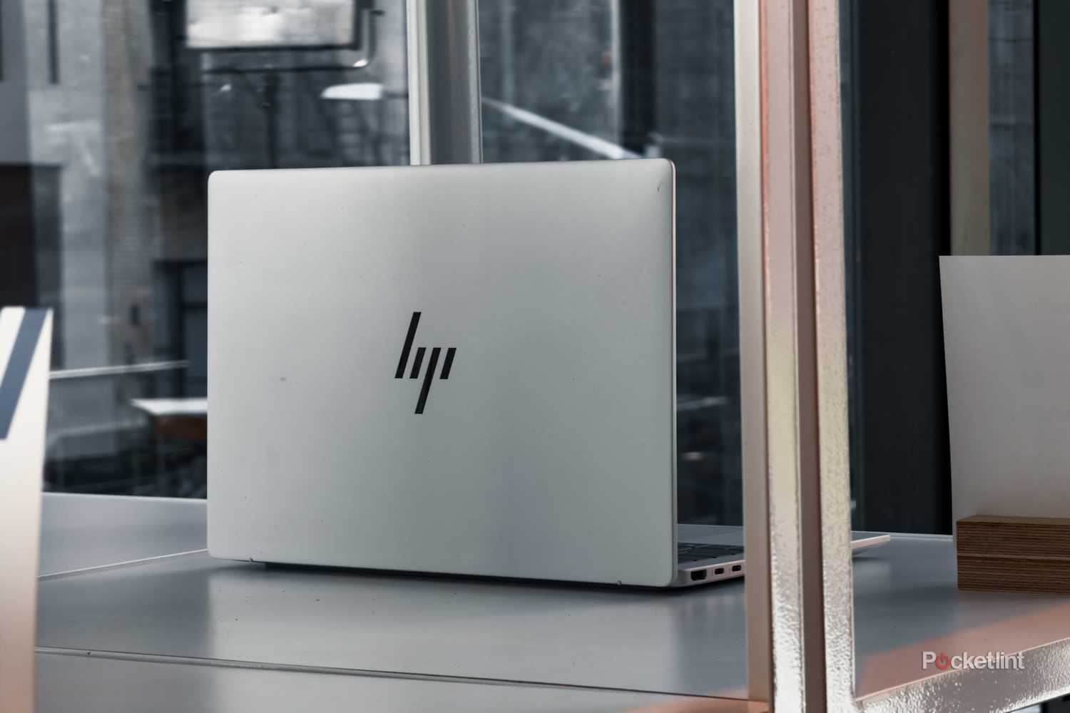 HP-OmniBook-3-16-back-lid-on-shelf