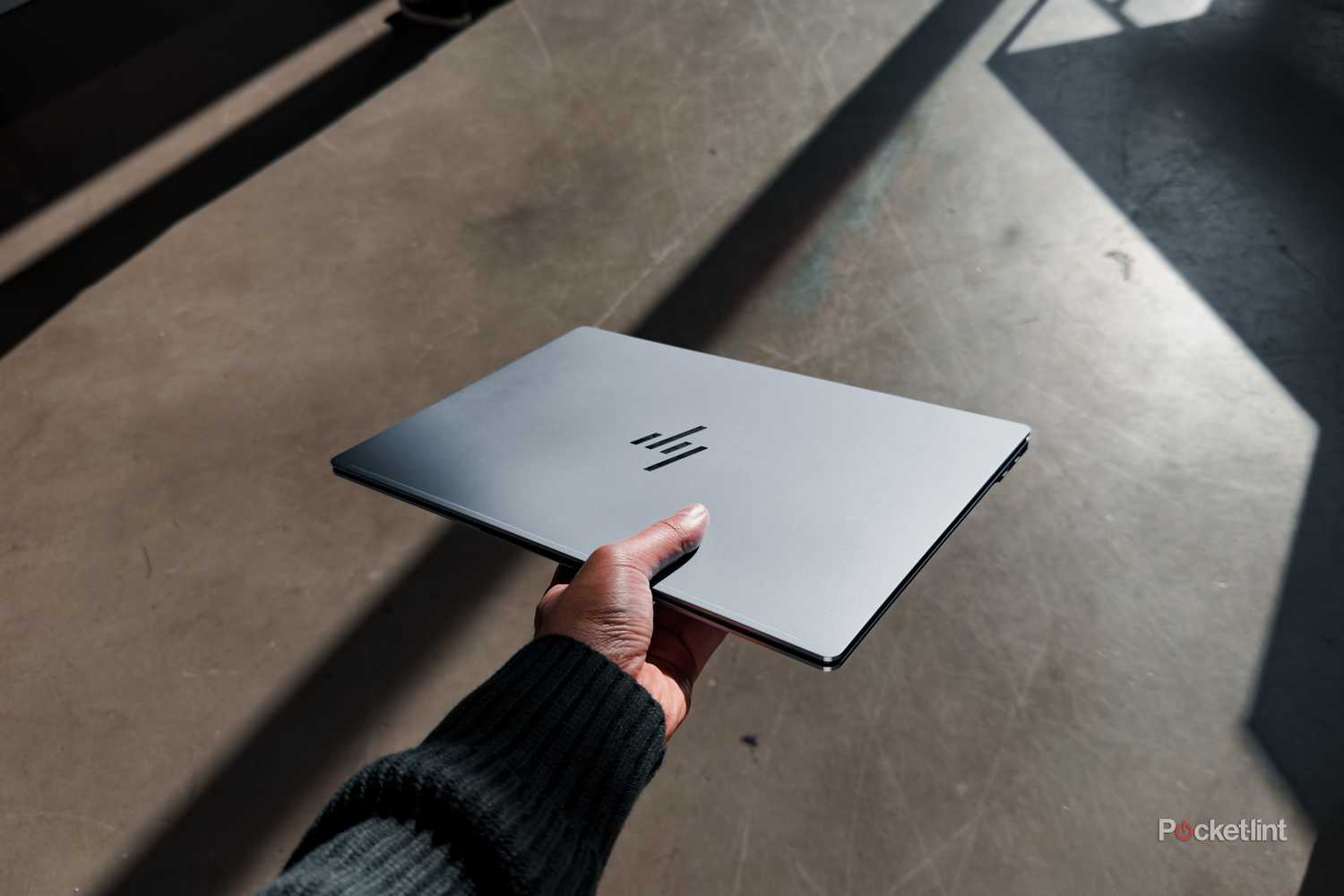 HP-OmniBook-Ultra-14-in-Navy-in-hand-closed