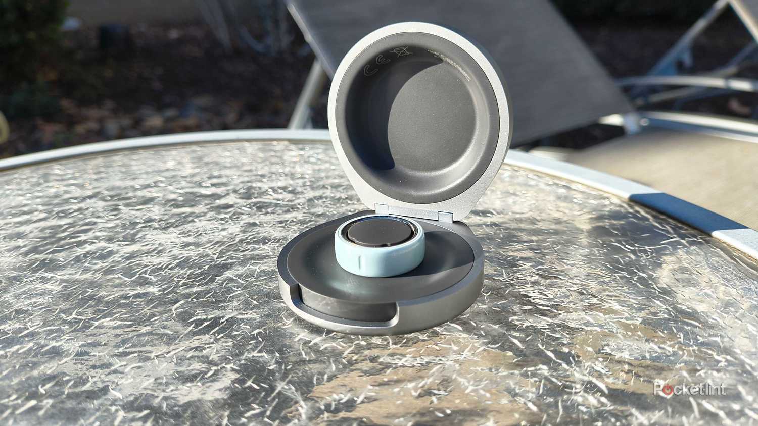 An open Oura Ring 4 Charging case.
