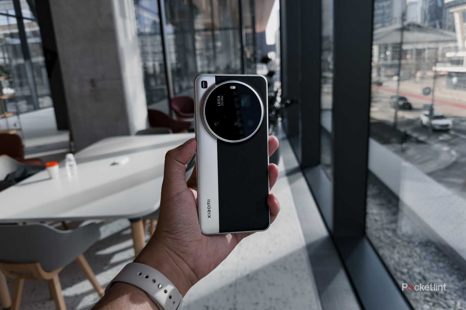 Xiaomi 15 Ultra in hand