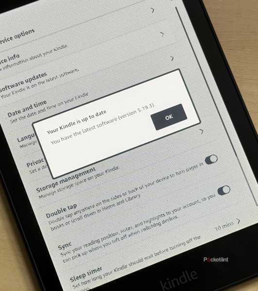 Kindle Colorsoft on software update screen.