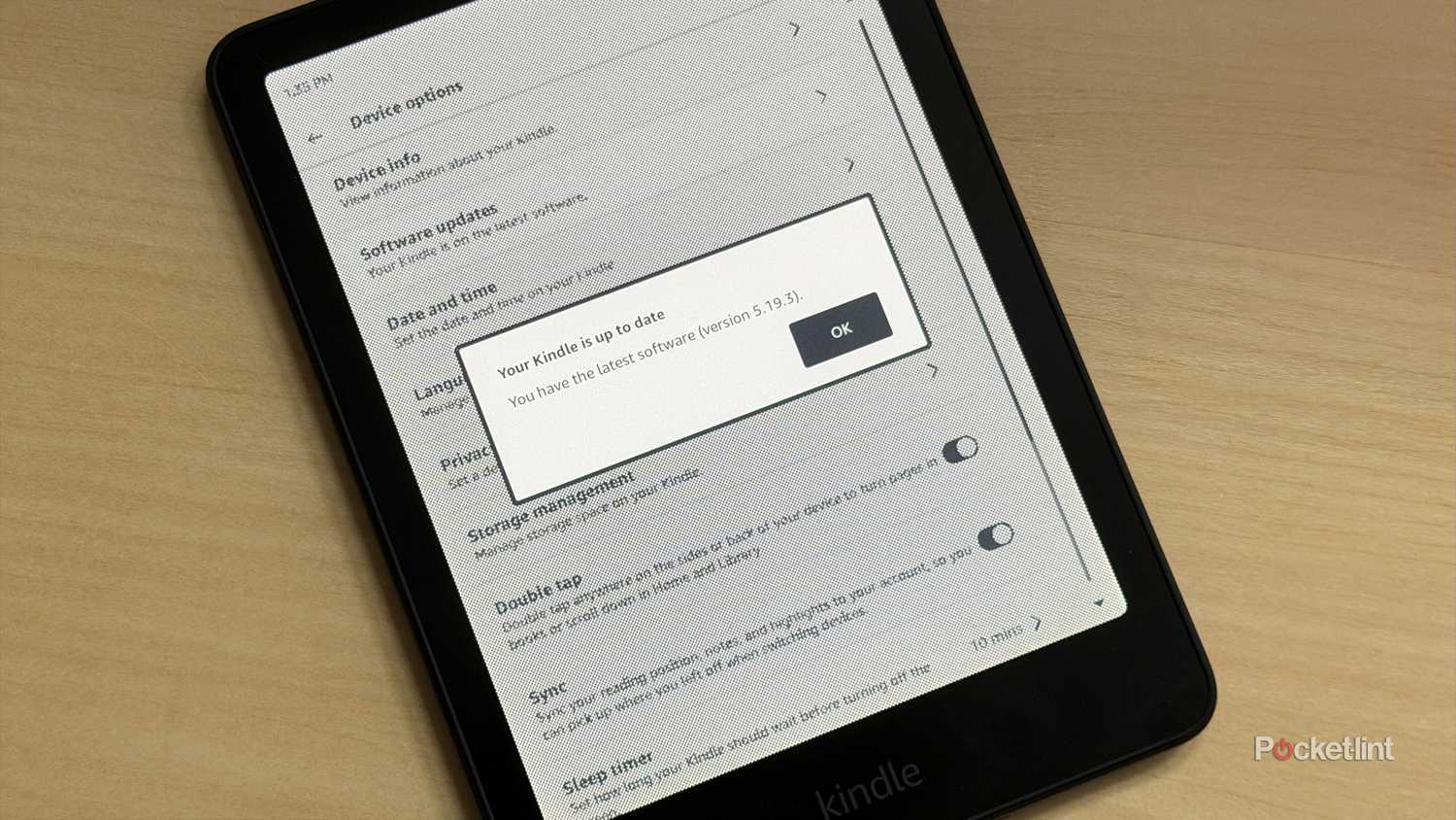 Kindle Colorsoft on software update screen.