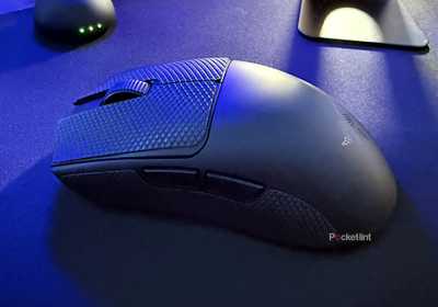 Razer's Viper V4 Pro mouse on a Gigantus V4 Pro mousepad.