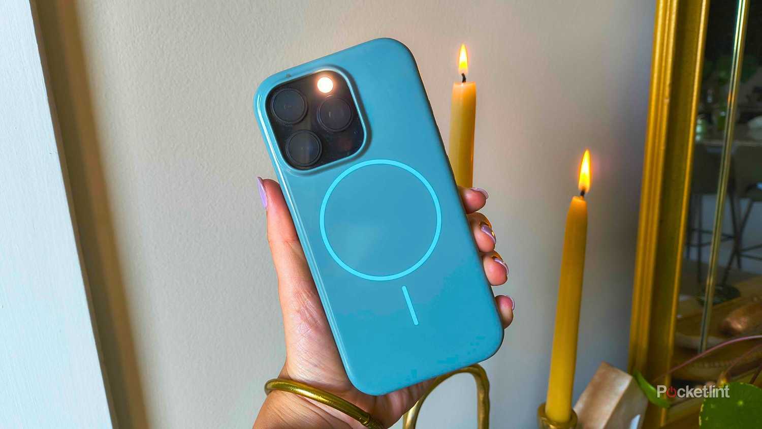 iPhone з увімкненим спалахом. 