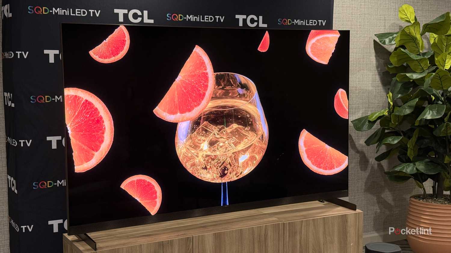 tcl-x11l-sqd-mini-led-orange-slices