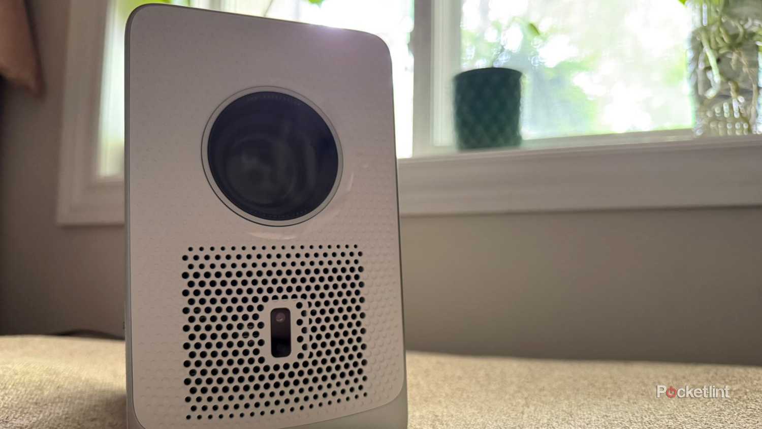 Aurzen EAZZE D1R Cube Roku TV Smart Projector lens view.