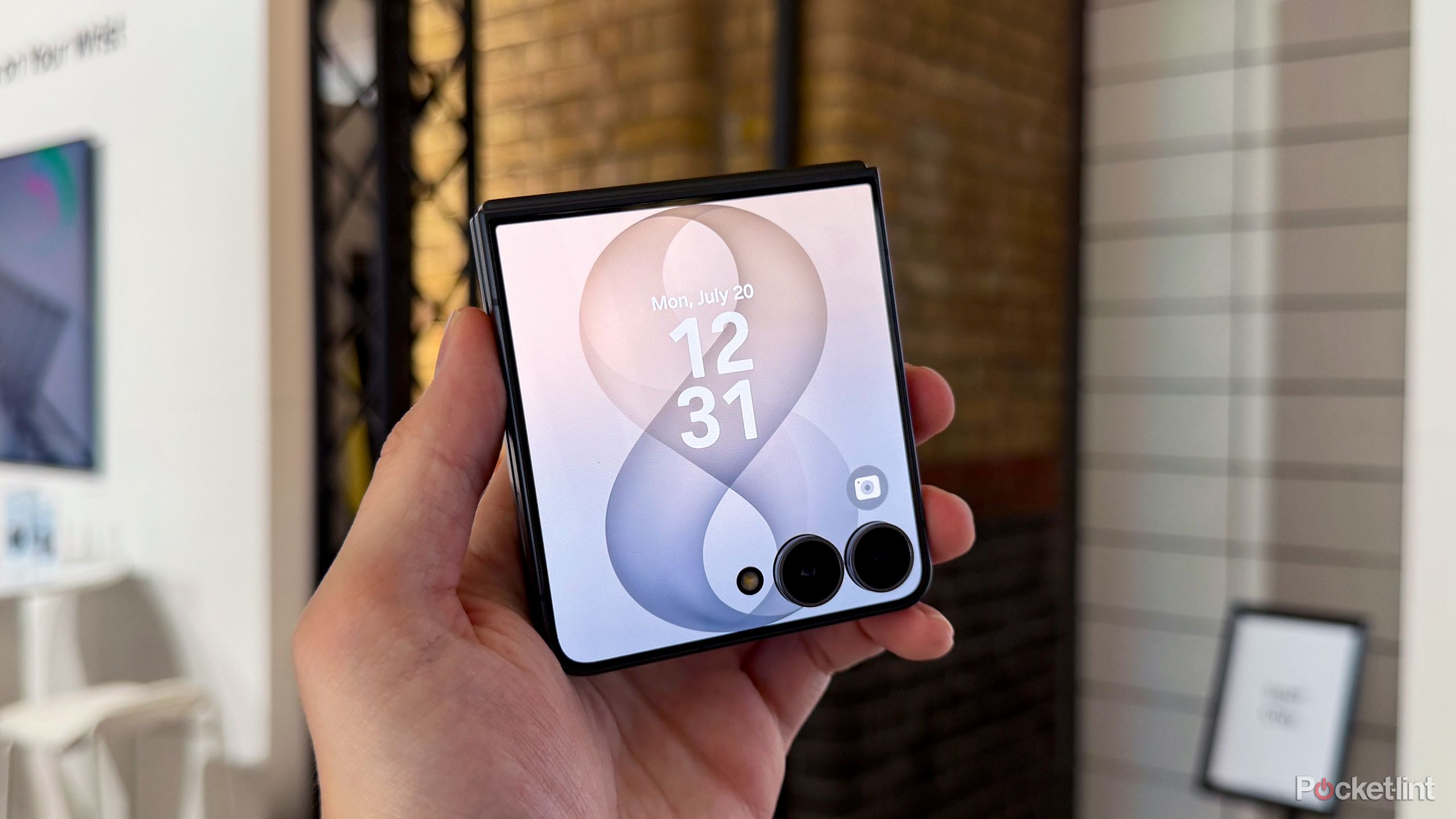 Samsung Galaxy Z Flip 8 Flex Window.