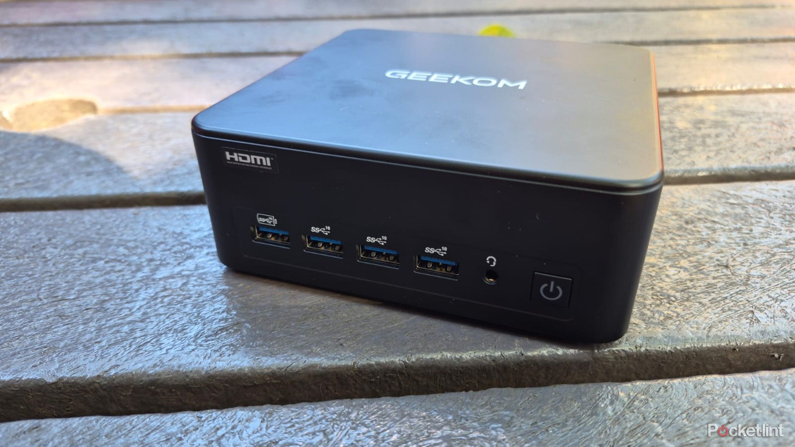 Geekom IT13 Max Outside dc4