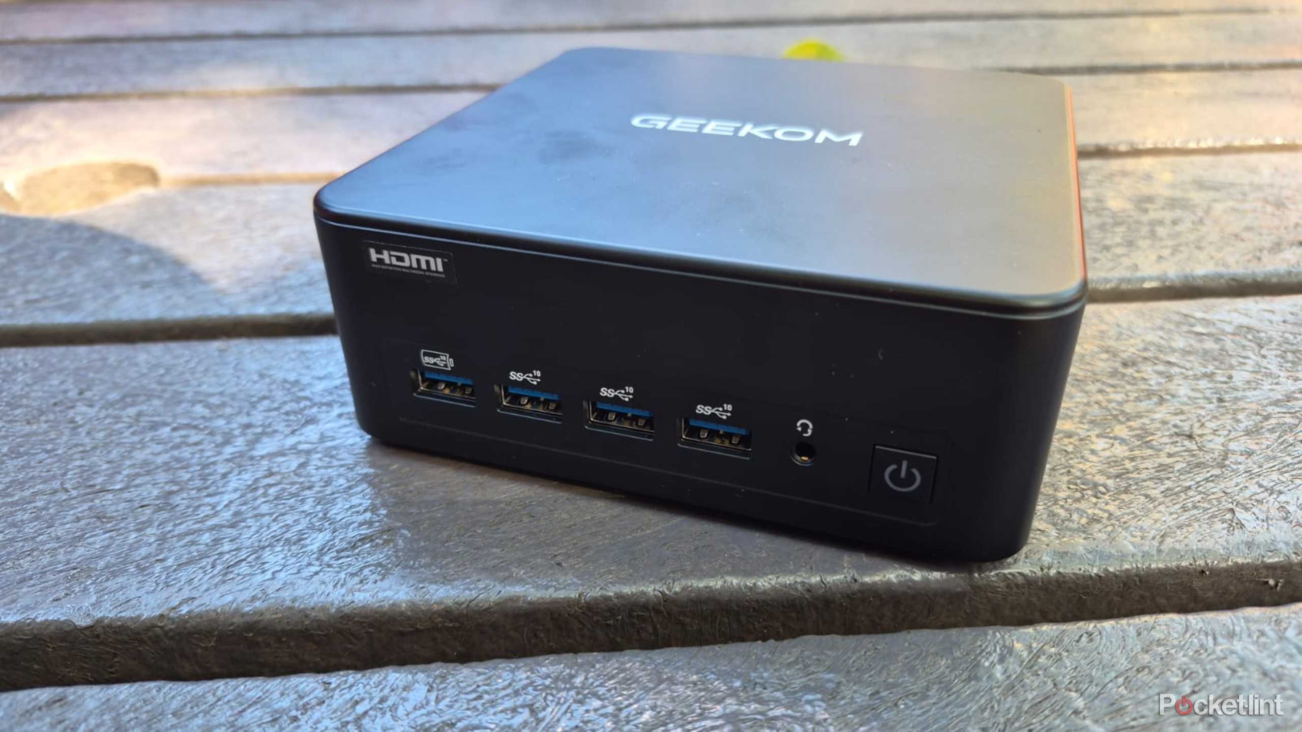 Geekom IT13 Max Outside dc4