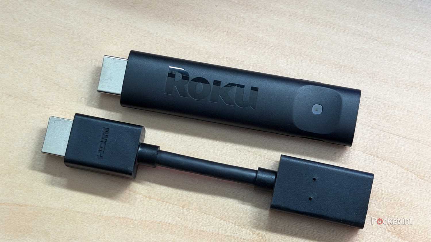 Amazon HDMI 확장기 앞의 Roku.